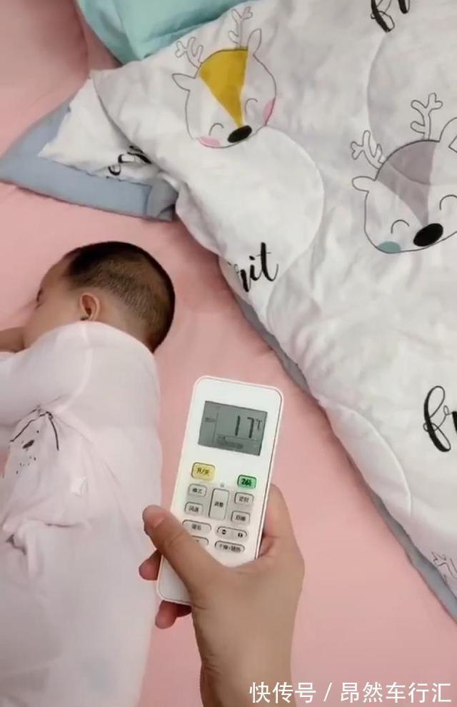 宝爸|爸爸带孩子睡午觉,一旁的宝宝睡觉姿势,网友笑称:同款爸爸