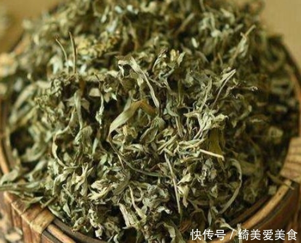 老奶奶每天一碗“艾草水”，4大好处让人惊喜，医生赞不绝口！