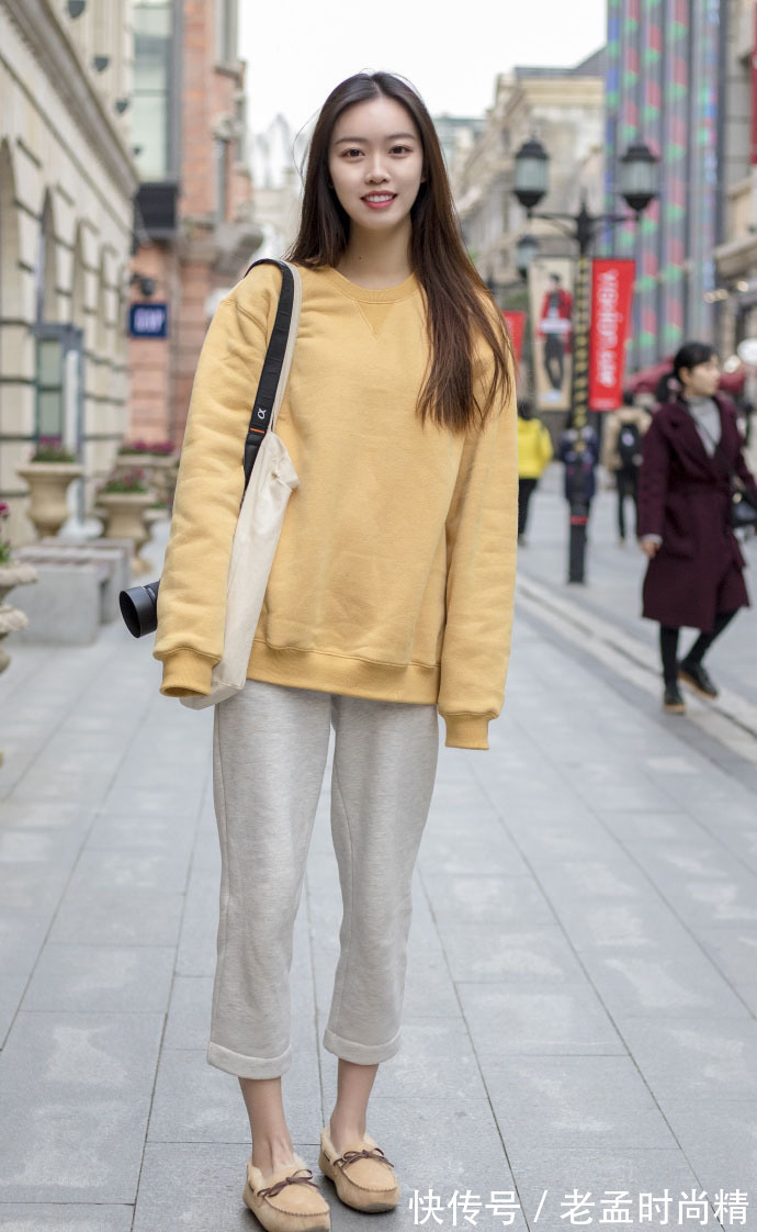 帅气|武汉街拍,米色毛衣 灰色阔腿裤,帅气又时髦!