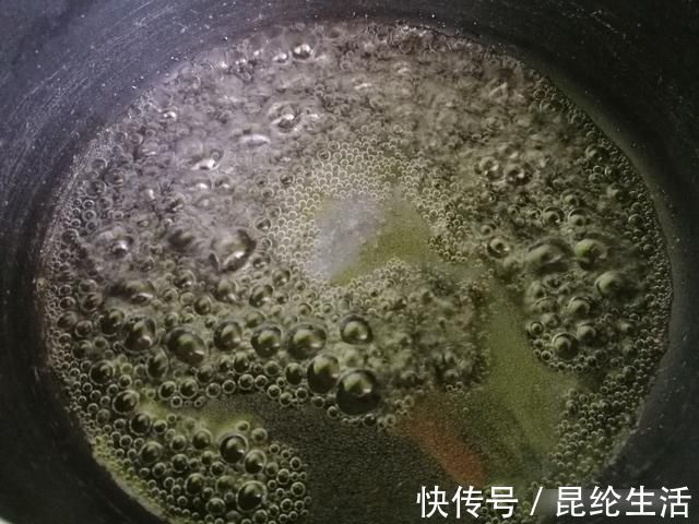 牛奶别直接喝了,加2个鸡蛋,不用烤箱不用打蛋器,出锅抢着吃