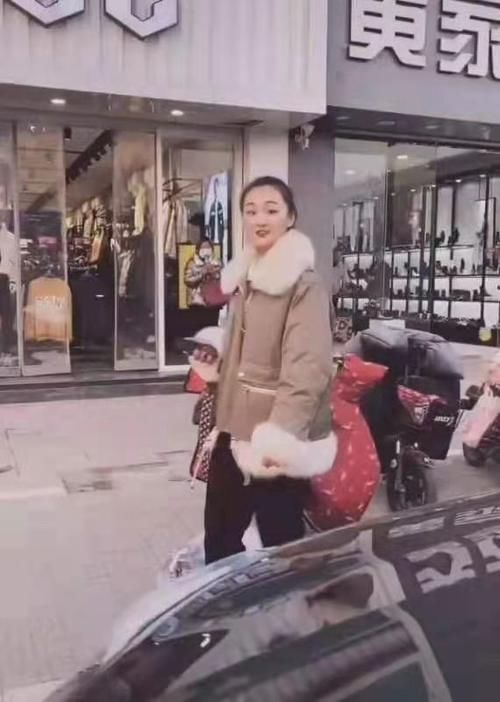 小白|别拿小白鞋搭大衣了，今年流行的3双鞋，舒服时髦，和大衣更相配