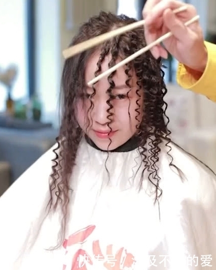 卷发|小姐姐做卷发,理发师用筷子来完成 网友:最萌的泡面头