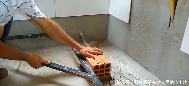 瓦工|瓦工给橱柜加了一层底座,完工后太实用,邻居看了都想重做