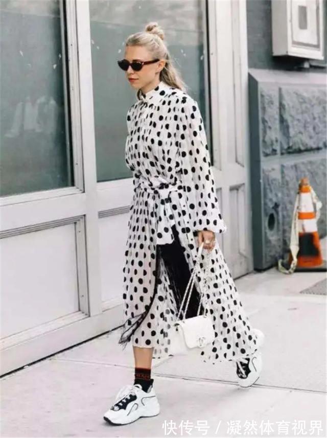 乐福鞋|女人再懒,穿裙子也别配小白鞋了!瞧下面潮人这样穿,时髦有品味