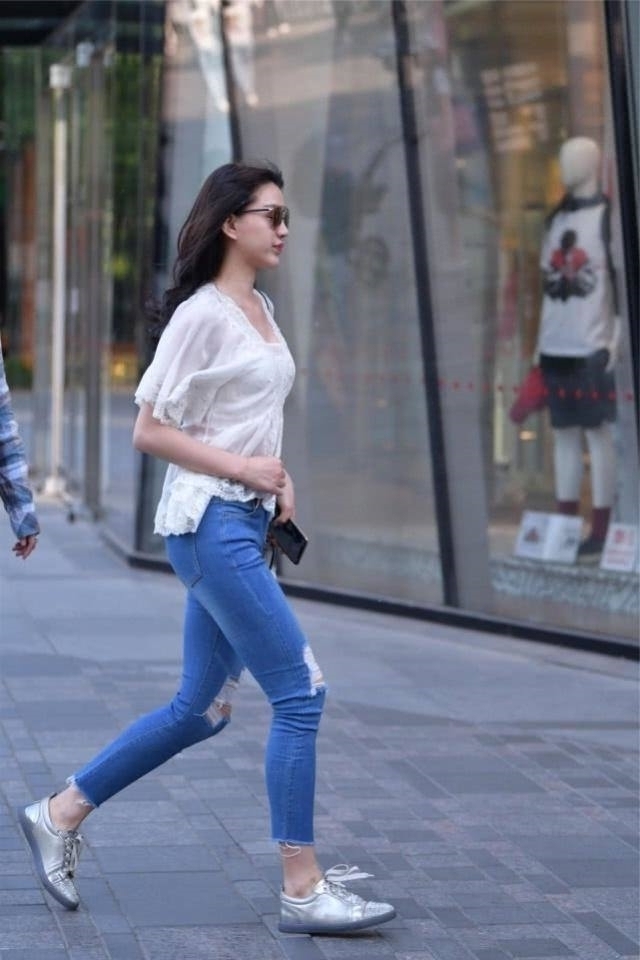 街拍,牛仔热裤搭配印花开衫,清清爽爽的,女人味十足