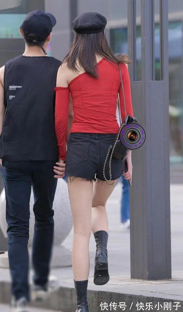 打底裤 黑色露肩上衣搭配黑色打底裤,不暗沉,还很显瘦