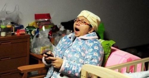 宝妈|宝爸下楼倒垃圾迟迟不回,坐月子的宝妈起疑,朝楼下一看哭笑不得