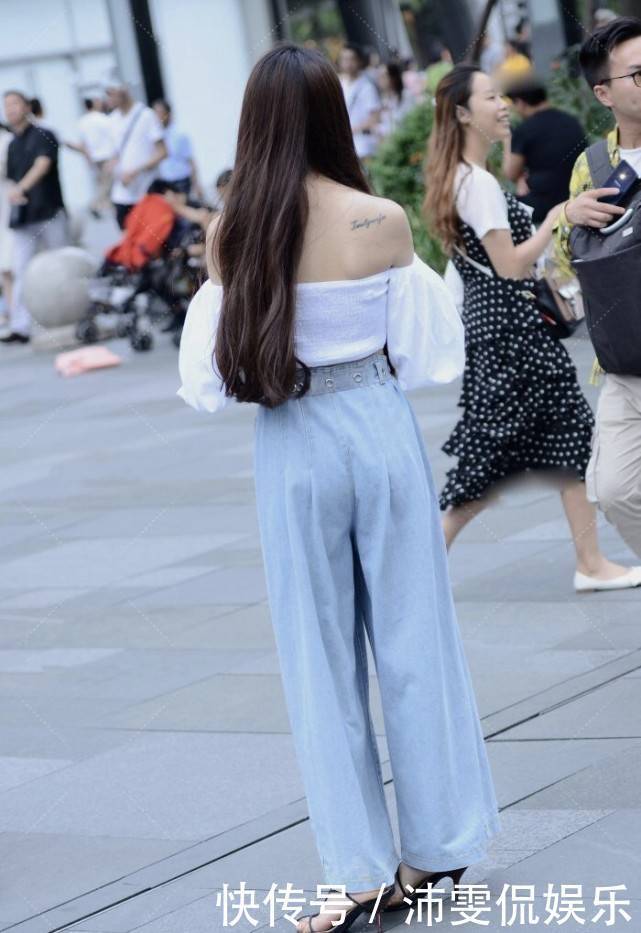 白色抹胸装搭配泡泡袖,装嫩能力一流,搭配上宽松牛仔裤休闲时尚