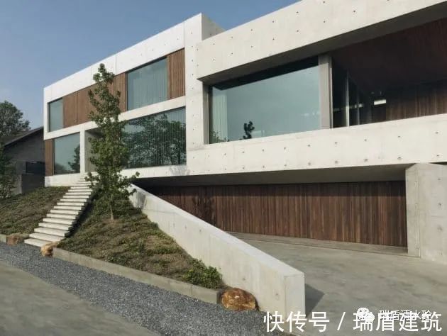 清水混凝土打造出的22°别墅