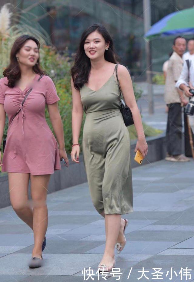 束腰|美女街拍浅绿色束腰连衣裙搭配,满满小清新,时尚又减龄