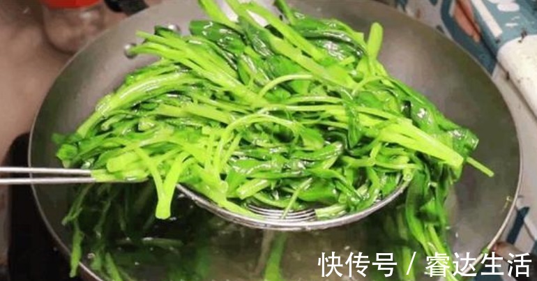 叶绿素|炒空心菜时总发黑，还出水？学会大厨这招，出锅又绿又嫩，很脆爽
