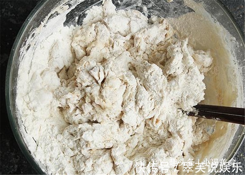 老妈最拿手的炸油饼，香酥软嫩，越吃越香，冷热都好吃