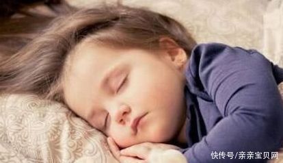 家长|孩子睡觉时，总是爱打滚，可能因为2个原因，家长需重视