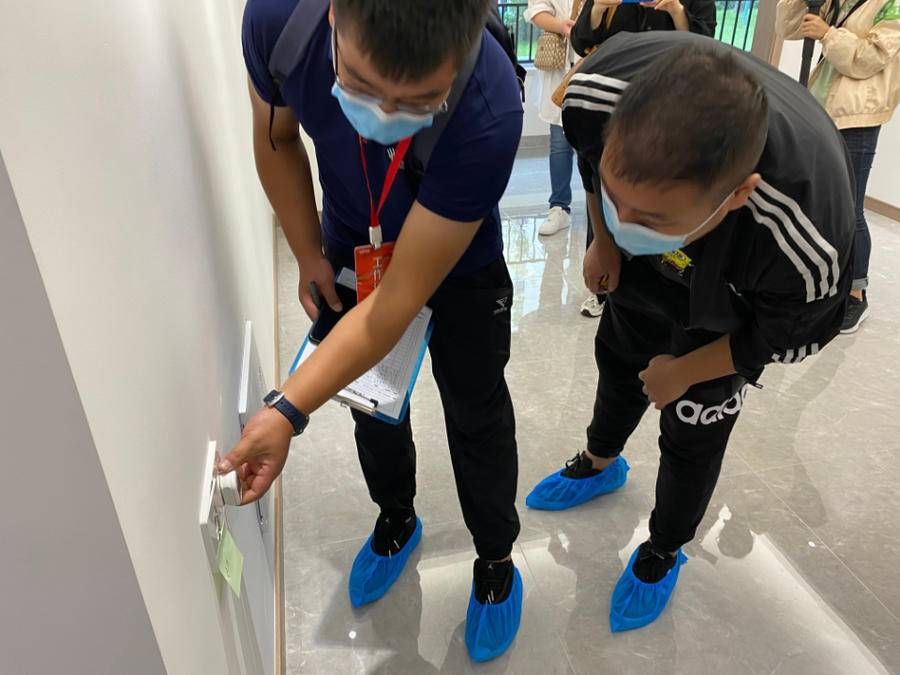 李华|实探“先验房后交房”！一小时找七处“茬”，整修到业主满意为止