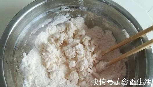面食|天冷发面,别只会放酵母,多加这两样食材,10分钟就能发满钵!