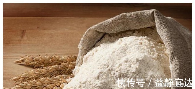才知道,保存面粉这么简单,教你2个土方法,放一年不发霉不生虫!