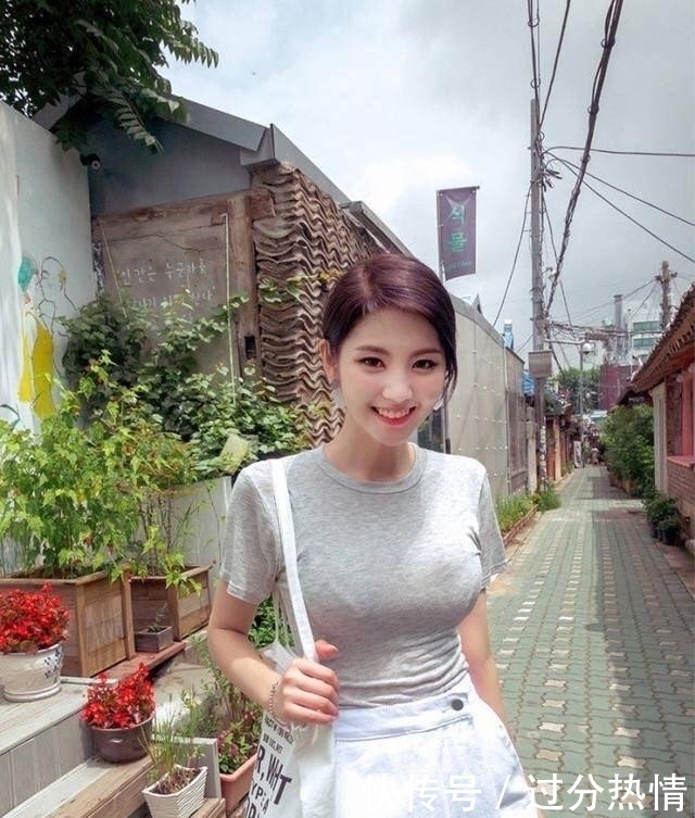 街拍:巷子里看到位颜值很高,笑容很甜的美女,笑的心都融化了