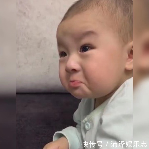 电位差|反应慢半拍的宝宝因接触到爸爸身上的静电,憋了好久终“释放”!