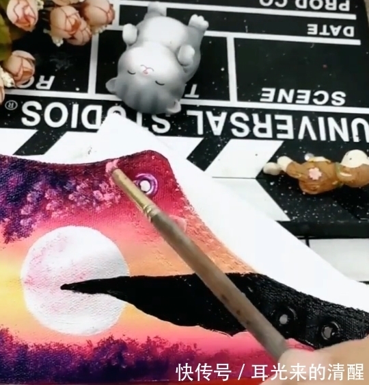  绘画|美术生开脑洞，在白鞋上乱涂乱画，妈妈看到后：下次绝不轻饶你