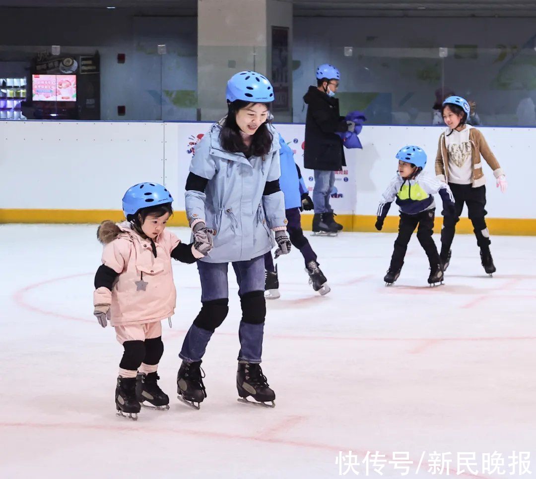 上海|上海人玩冰雪热情有多高？从3岁的小孩到70岁的奶奶都来了