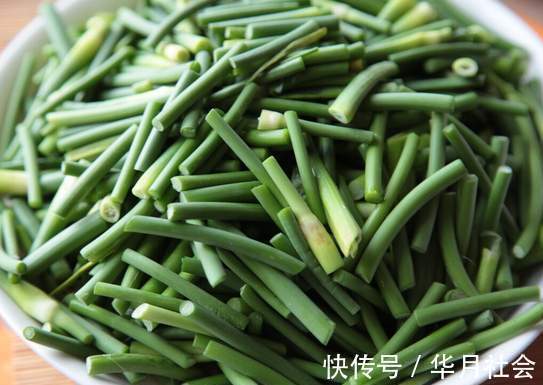 入味|蒜苔炒肉,别直接下锅炒,分享2个窍门,猪肉更滑嫩,蒜苔更入味