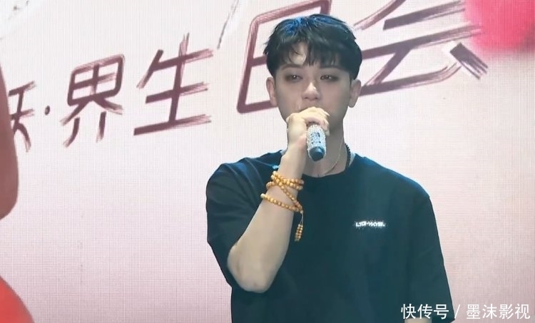 黄子韬生日会:因思念父亲而痛哭,一众圈内好友送祝福敬礼SALUTE