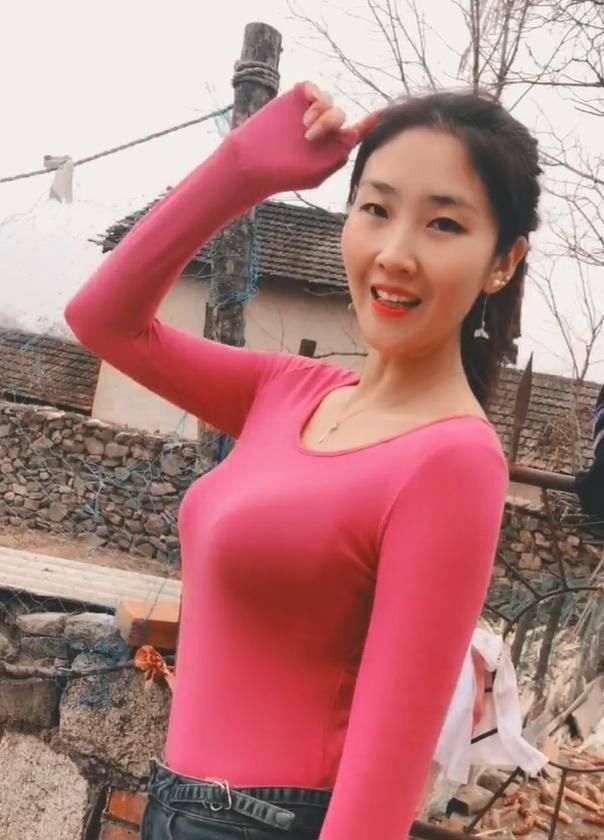 t恤衫|大圆领口T恤+牛仔裤搭配,小姐姐穿搭一丝不苟