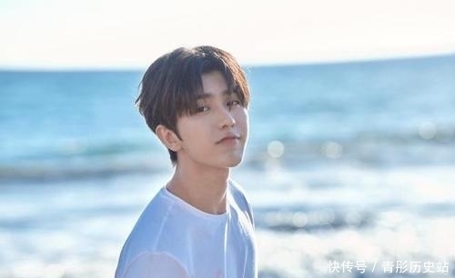 蔡徐坤 “跑男”在三亚录节目,别的嘉宾穿得很清爽,就蔡徐坤穿羽绒服