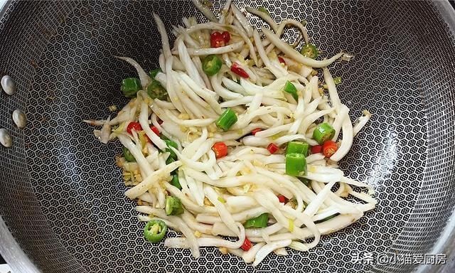 又到了吃大白菜的季节,把它和猪肉炒上一盘,鲜香味美开胃下饭