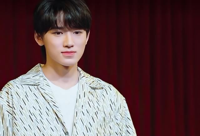 宋亚轩两次说错节目名称，惹导演组直接翻脸，还好刘耀文比较机智