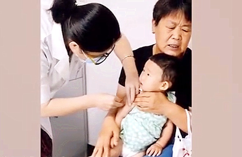孙子打针奶奶却火了!祖孙俩表情神同步,网友:真是亲孙子