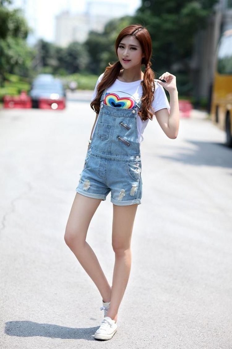 小姐姐|街拍美女：御姐风情的紧身裙小姐姐，穿搭出不一样的优美味道