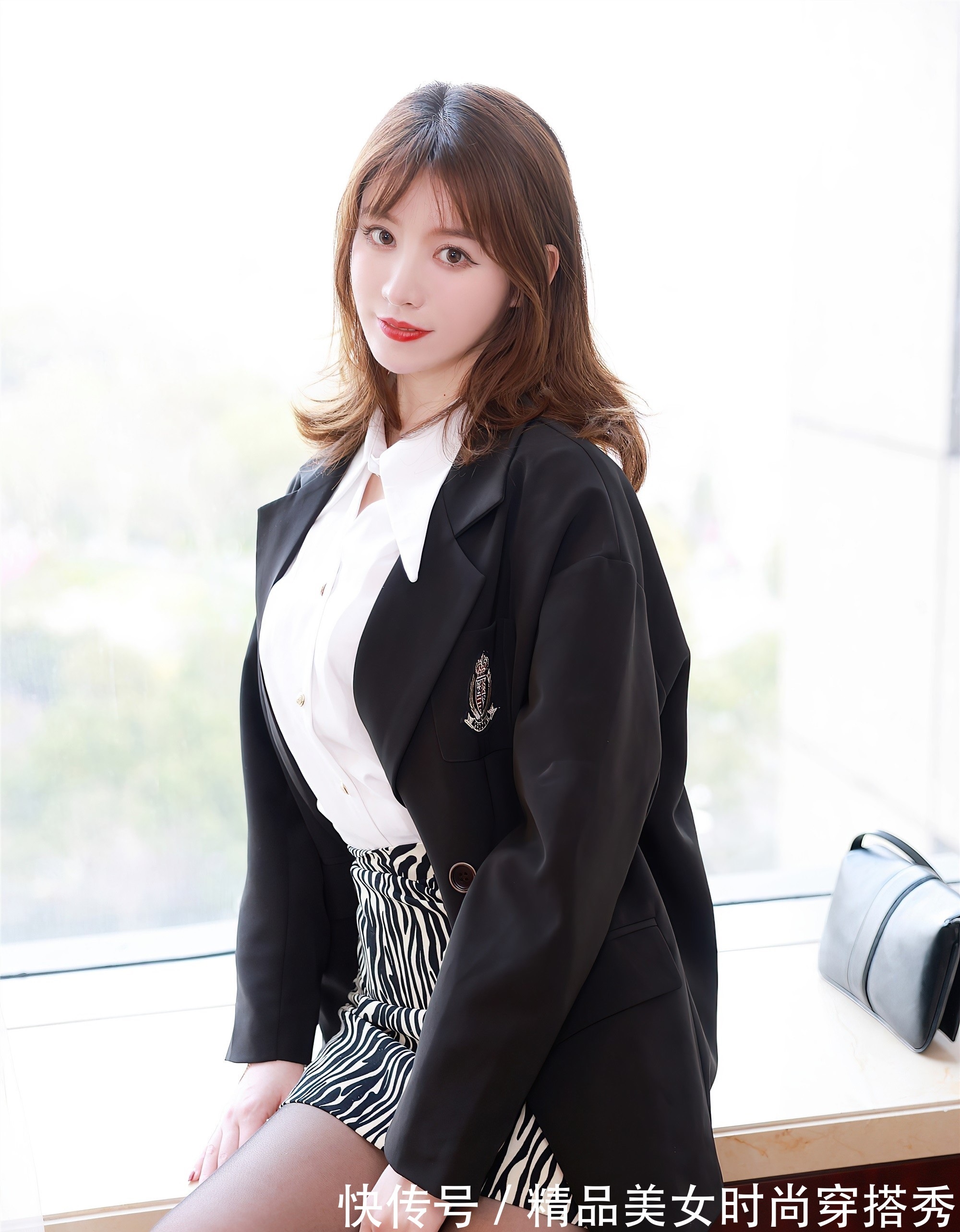 衬衫|白色的衬衫,很具高级感,下搭豹纹短裙,有一种时尚个性的感觉