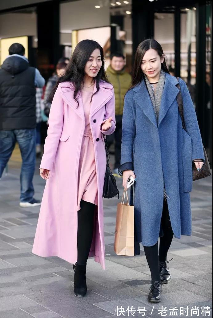 美少妇 街拍: 一对打扮时尚的成熟美少妇, 气质很知性, 谈吐很有雅致之美