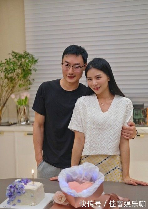 何姿|郎才女貌!奥运冠军夫妇庆生!31岁何姿展现好身材,秦凯献拥吻