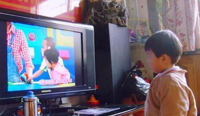 孩子“看电视”和“不看电视”,上小学智商差距明显!家长要重视