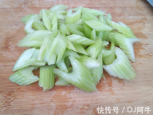 西芹|它是天然“碱性食物”，常吃口气不臭，秀发乌黑，皮肤细腻有光泽