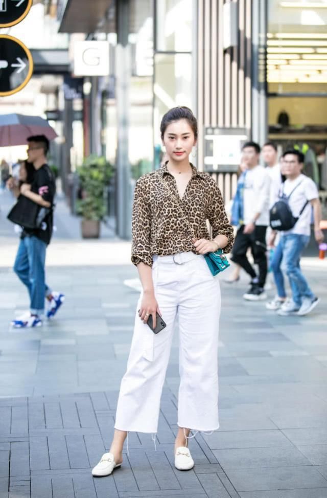 清秀靓丽的休闲搭配气质满满，可以完美的承托出你的好身材