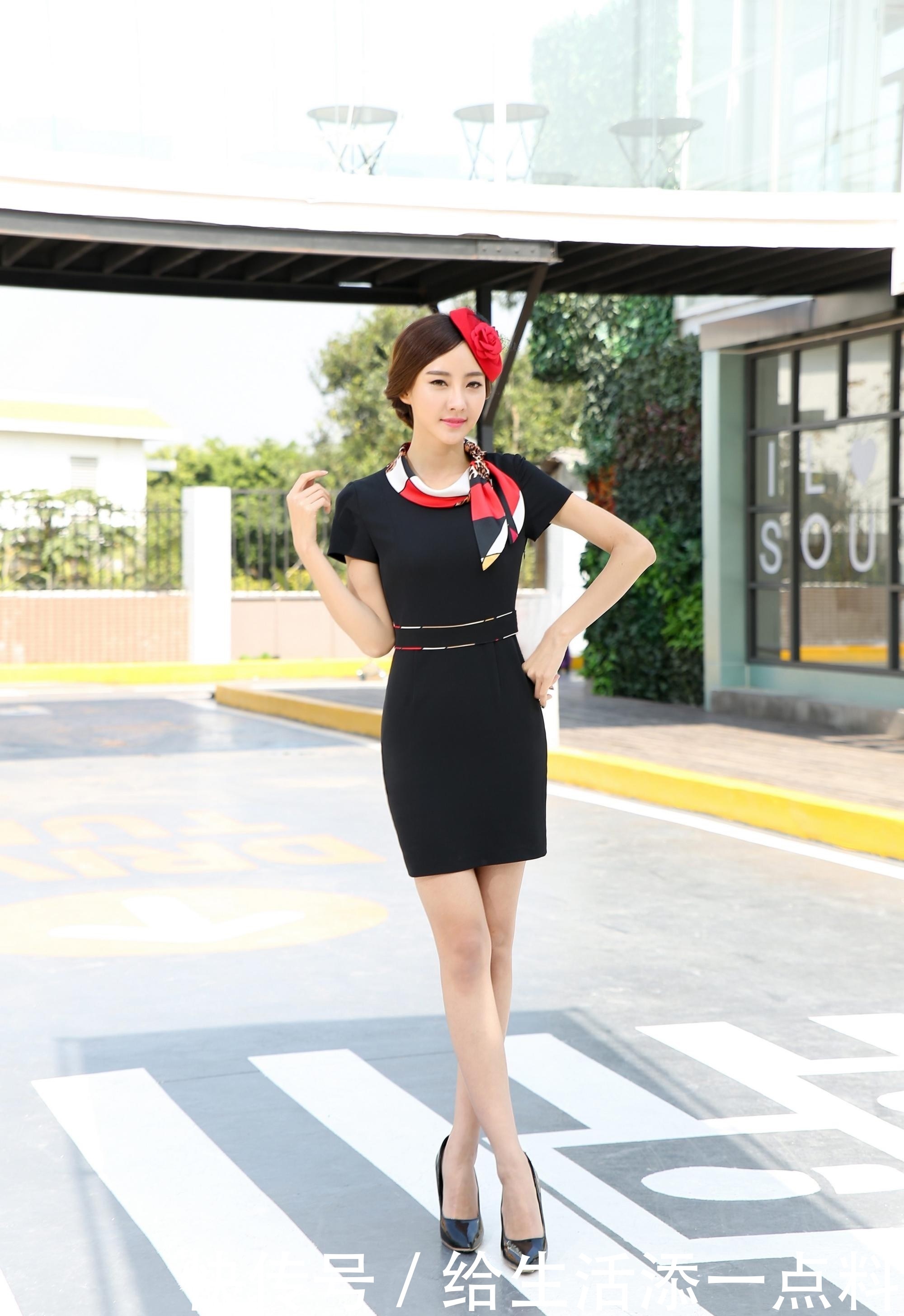 美女姐姐穿黑色修身连衣裙加高跟鞋，头上红花点缀气质高贵典雅