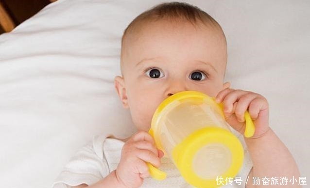 喝水|新生儿6个月内不用喝水孩子若出现这3种情况,家长赶紧喂水