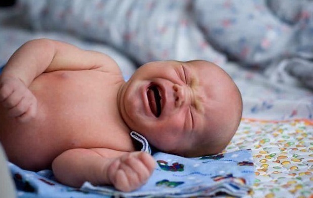 meg宝宝半夜哭声和平时不太一样, 爸爸的一个直觉救了孩子一命