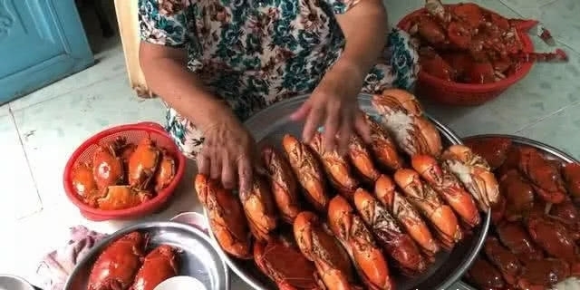 卖螃蟹的奶奶火到国外,看到她卖的螃蟹,她不红谁红?