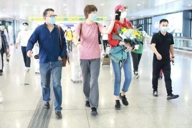 机场|郎平一家走机场,人均180比旁边人高一截,便装穿出强大气场