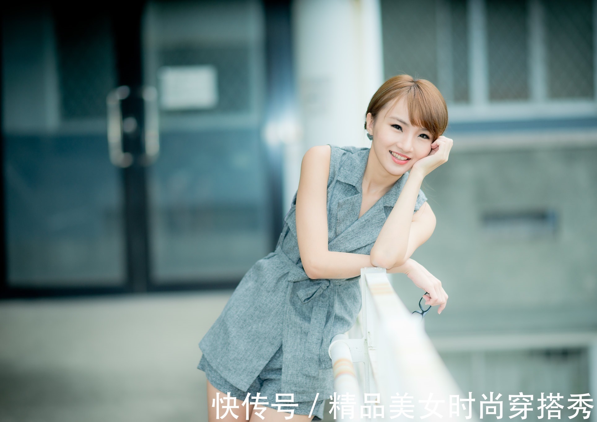 干练感 帅气的马甲干练感十足,下身搭配一件西装中裤,看起来清爽时尚