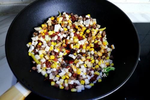 懒得做饭，就这样焖一锅好了，有菜有饭适合全家老小