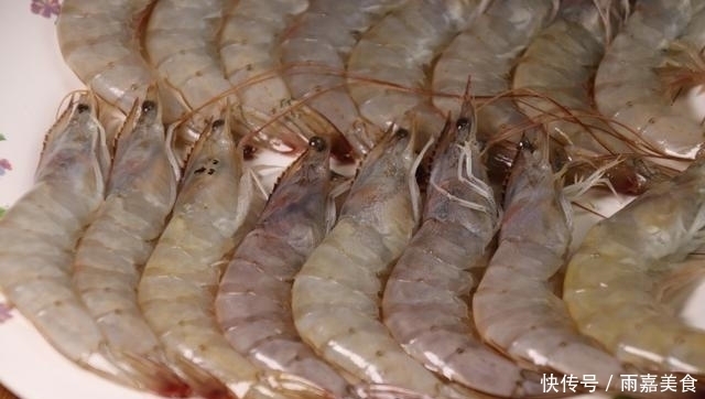 大虾|炸大虾,有人用面粉有人直接炸?都不对!教你正确做法,酥脆解馋