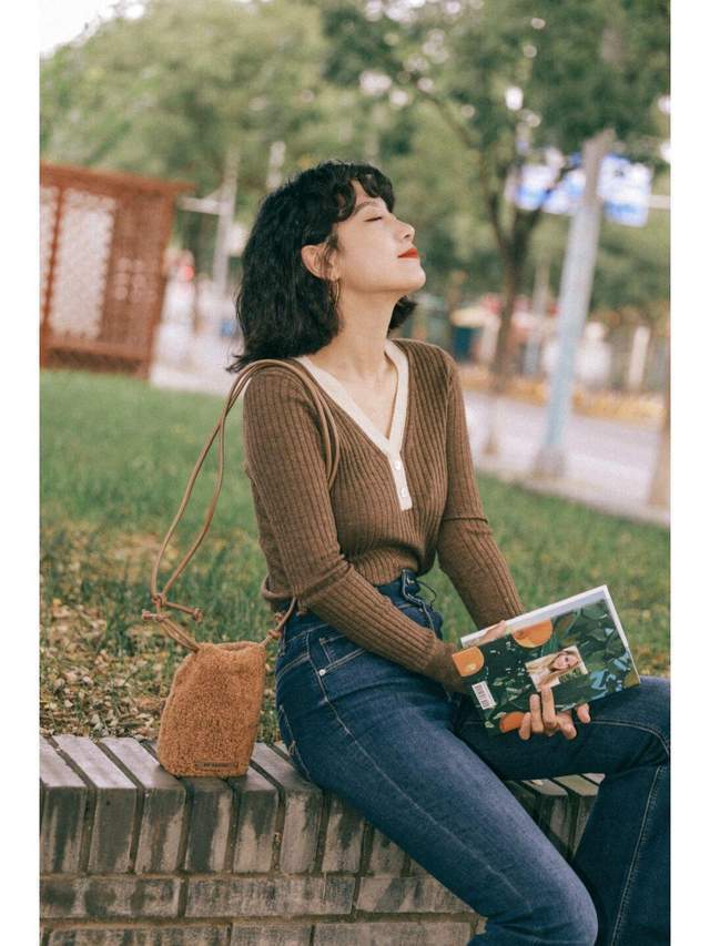 穿搭|秋季保暖怎么穿?不如试一试针织衫+牛仔裤,复古时髦又舒适