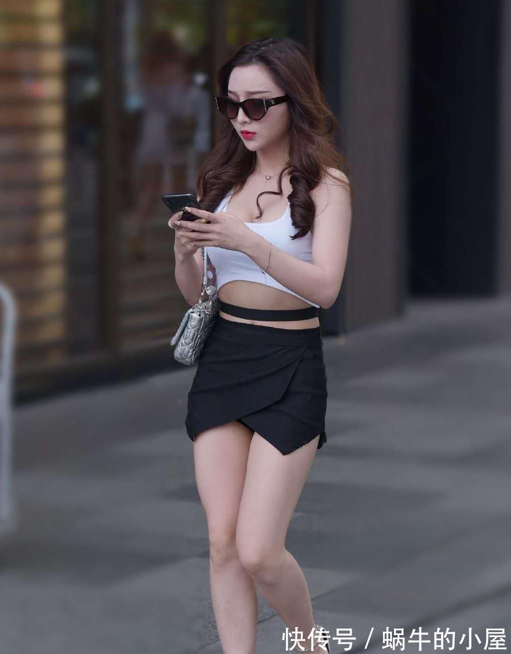 身材|身材矮小的女生,白色背心配黑裙,整体风格简约性感