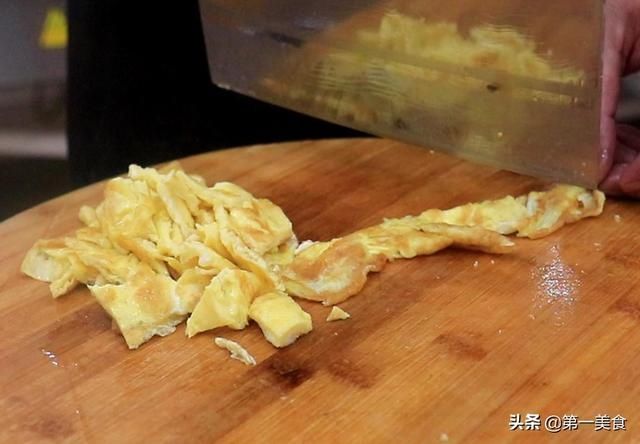 豆腐|一根丝瓜，一块豆腐，搭配两个鸡蛋，厨师长炖成滋补汤，清香营养