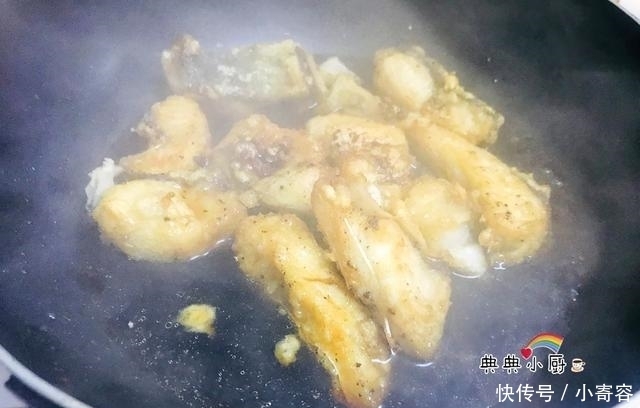 家常红烧鱼,炸出来酥脆,红烧起来不松散!